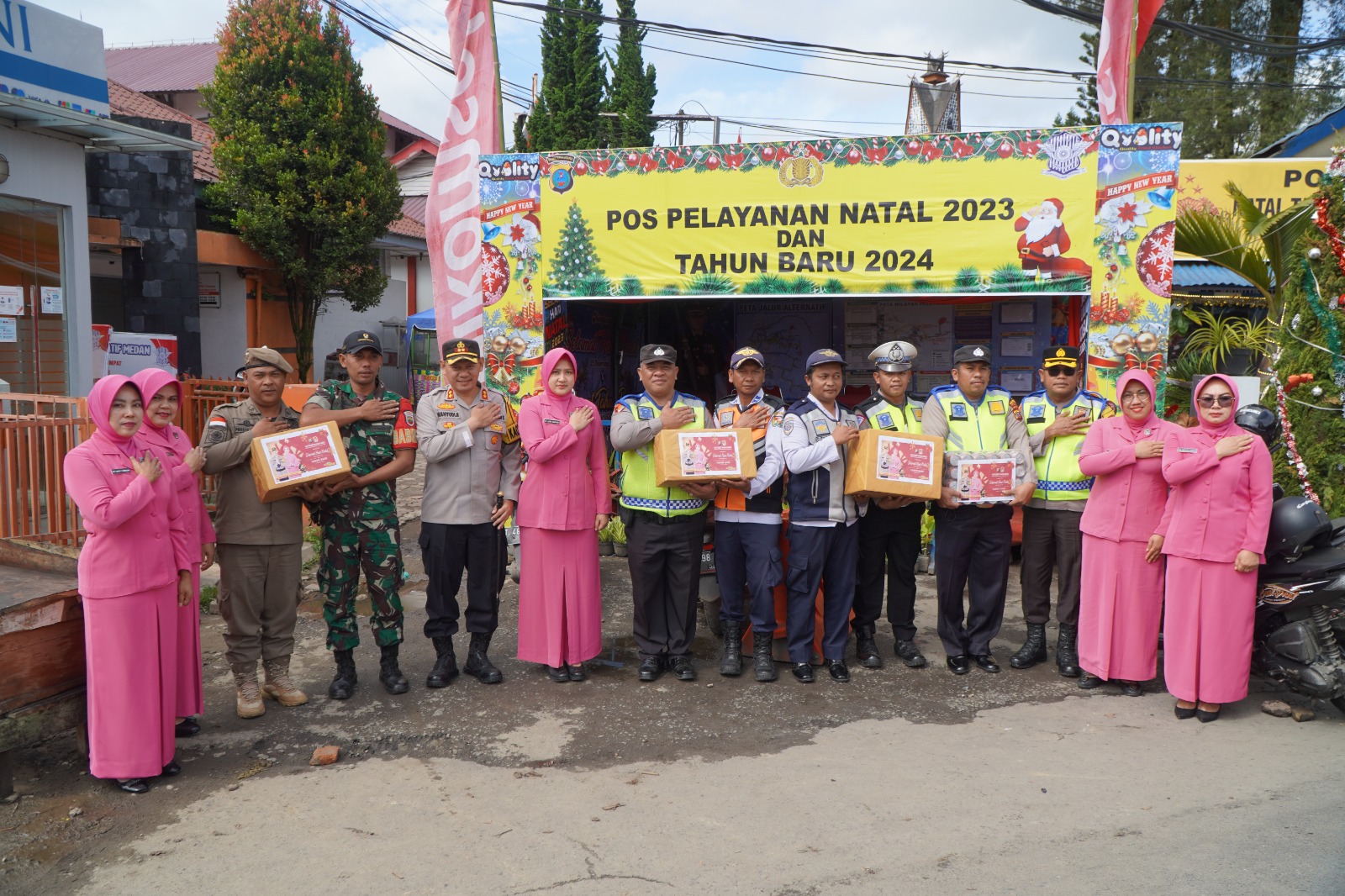 Kapolres Tanah Karo Bersama Ketua Bhayangkari, Berikan Bingkisan Tali Asi ke Personil Pos Pelayanan dan Pengamanan Ops Lilin