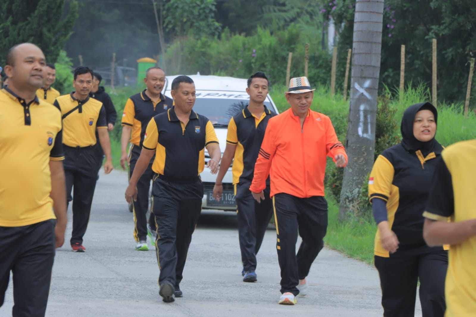 Kapolres Tanah Karo Laksanakan Olahraga Bersama Personel di Bukit Kubu Berastagi