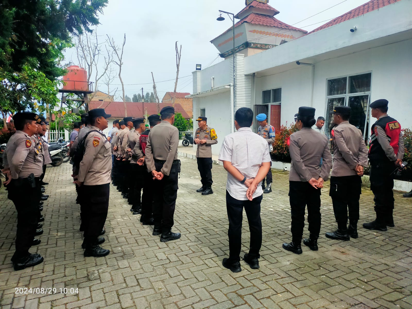 Polres Tanah Karo Pastikan Keamanan Proses Pendaftaran Calon Bupati dan Wakil Bupati di Hari Ketiga*