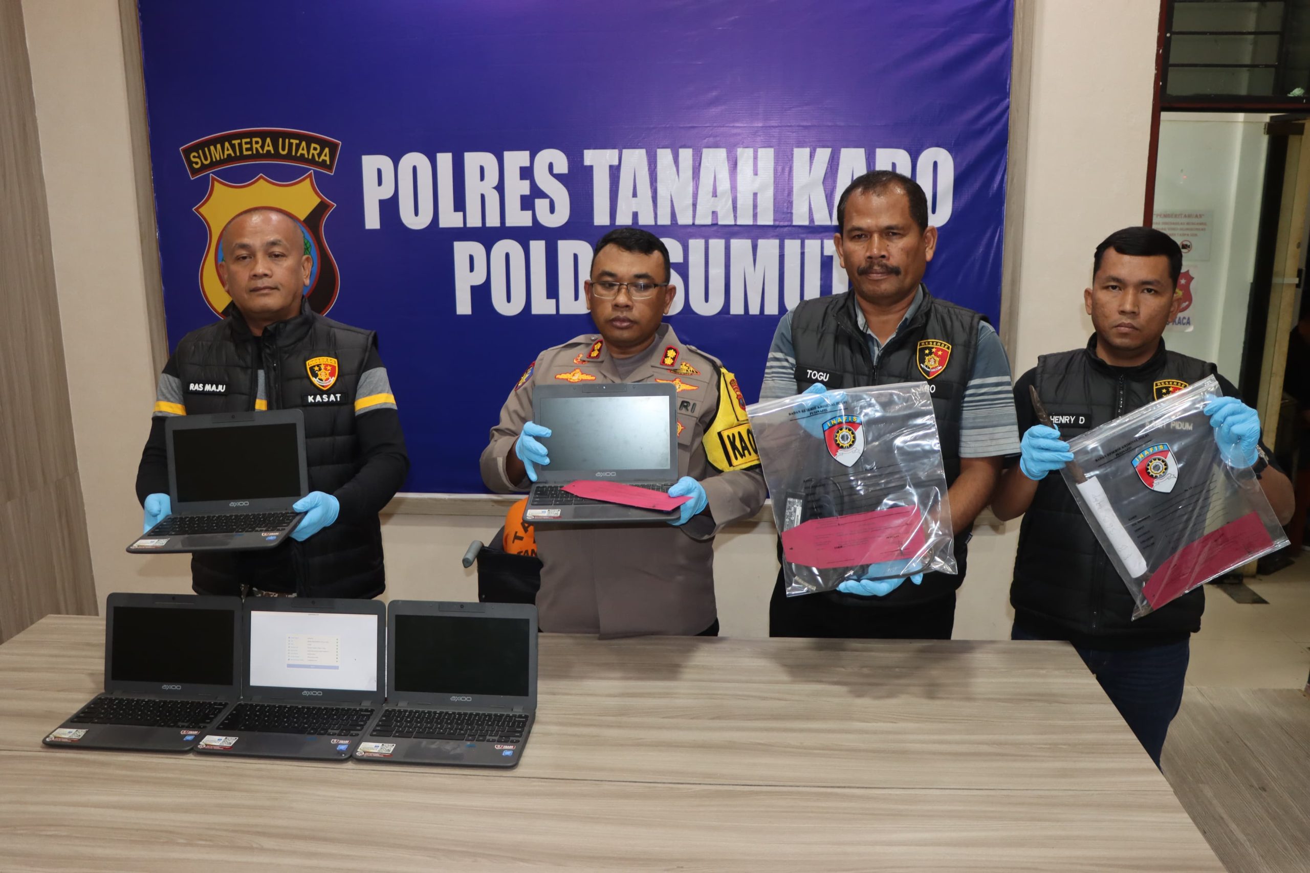 Kapolres Tanah Karo Gelar Konferensi Pers Terkait Pengungkapan Kasus Pencurian Chromebook di SD Negeri 040446