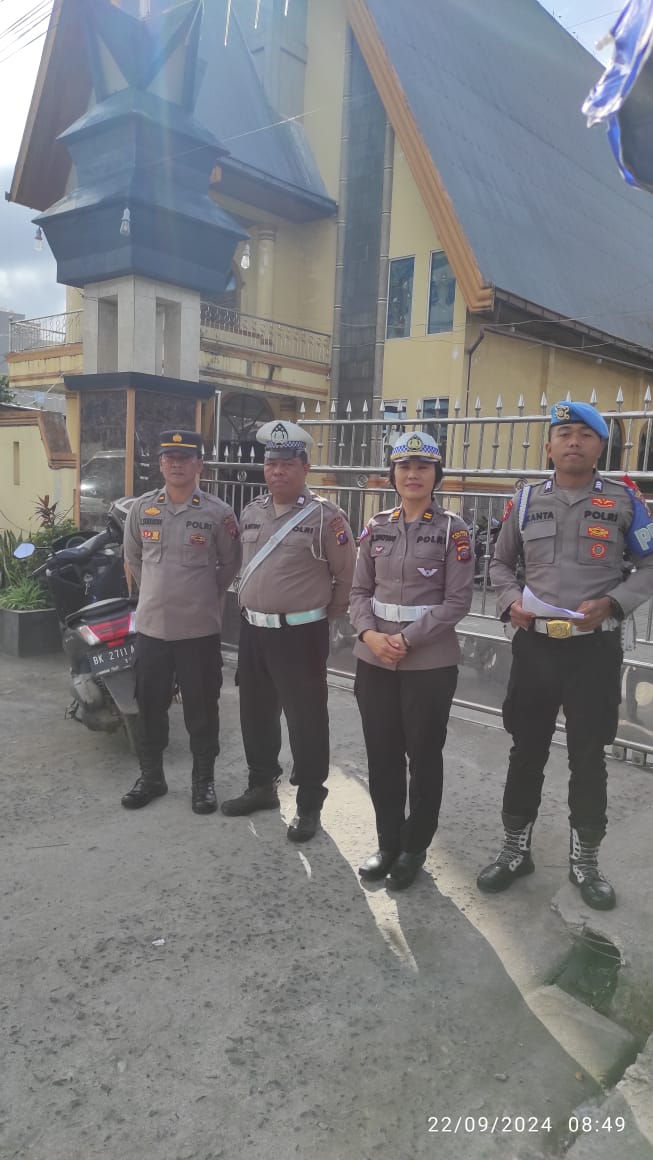 Personel Polres Tanah Karo Amankan Ibadah di Gereja Kabanjahe, Pastikan Kenyamanan Jemaat dan Cooling System Jelang Pilkada