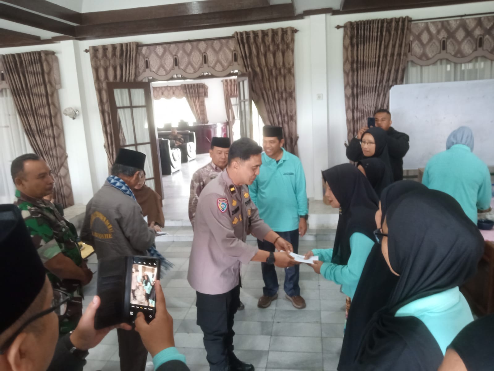 Polsek Berastagi Dukung Pembinaan Kampung Zakat di Desa Sempajaya