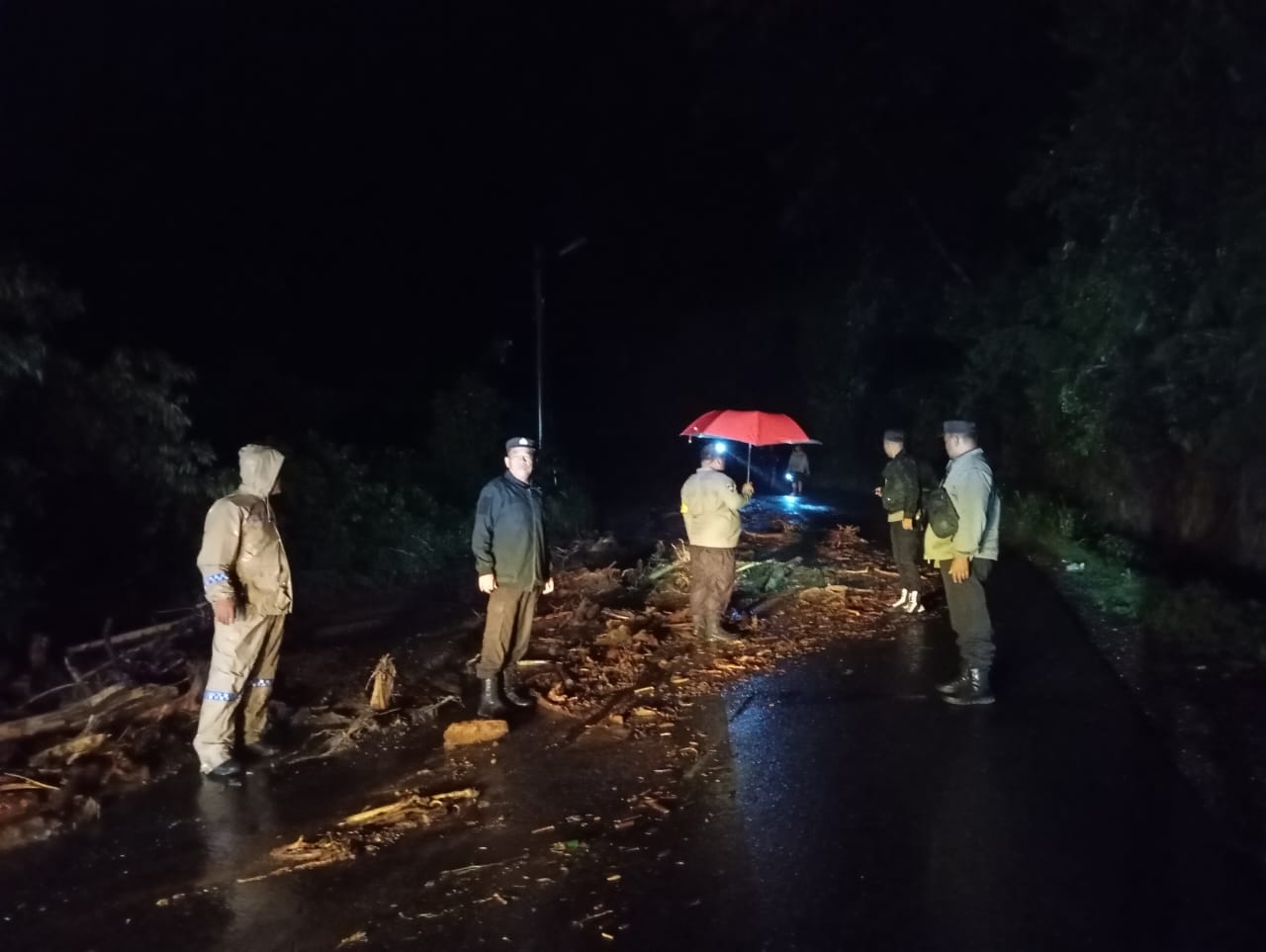 Tanah Longsor di Jalan Kabanjahe-Sidikalang, Polsek Tigapanah Lakukan Penanganan Cepat