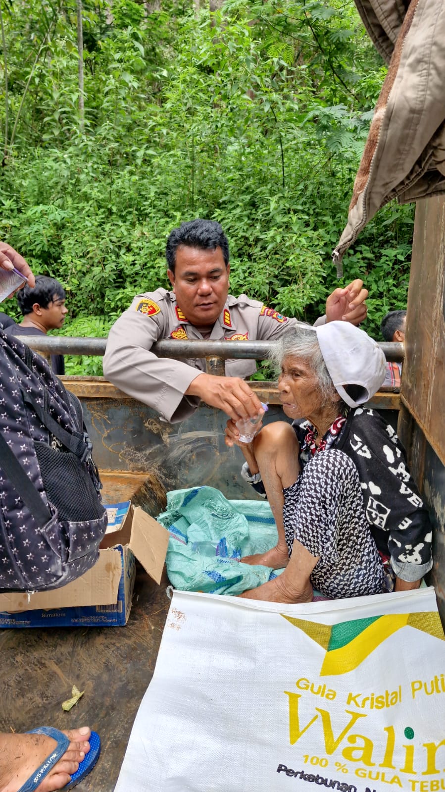 Polsek Juhar Bersama Koramil 07/JH Lakukan Evakuasi dan Pembersihan Jalan Pasca Bencana Longsor