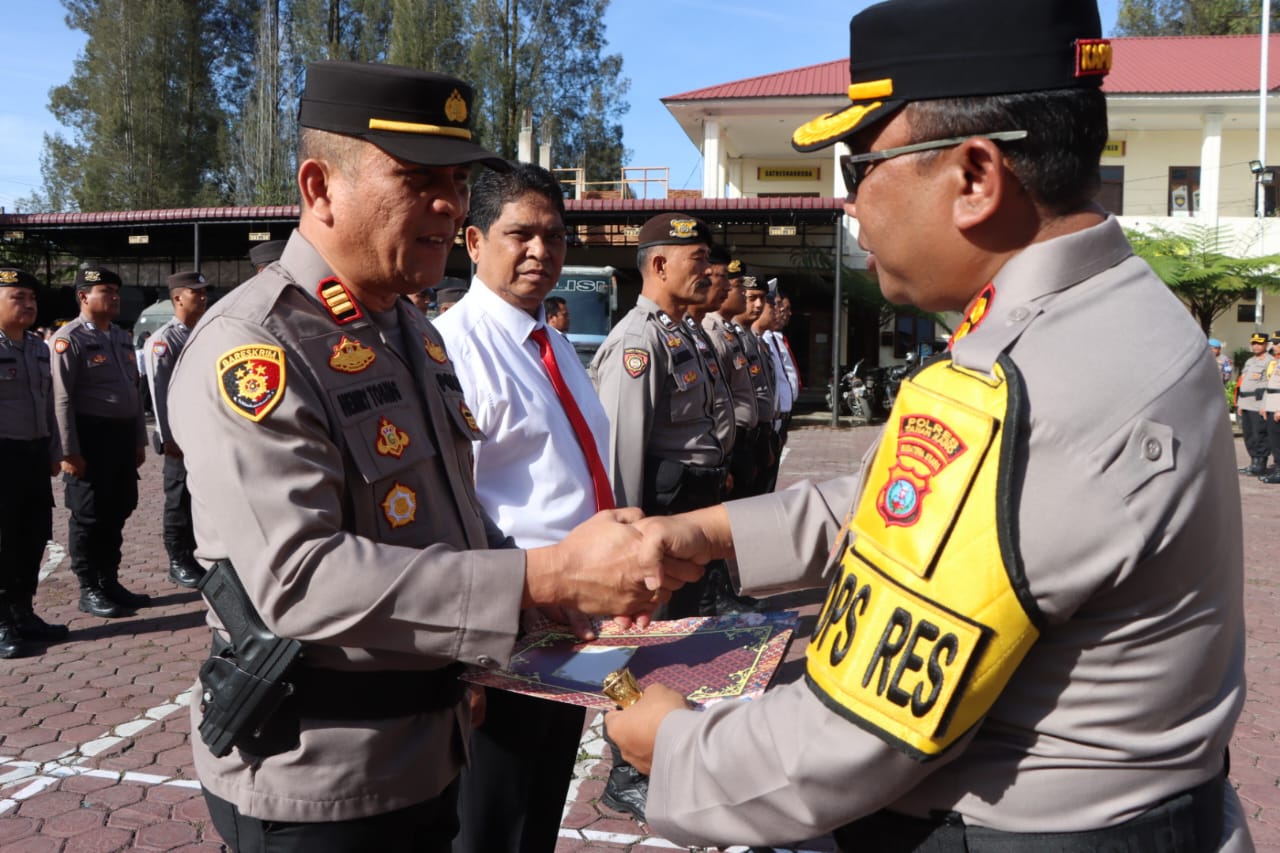 Kapolres Tanah Karo Berikan Penghargaan kepada Personel Berprestasi