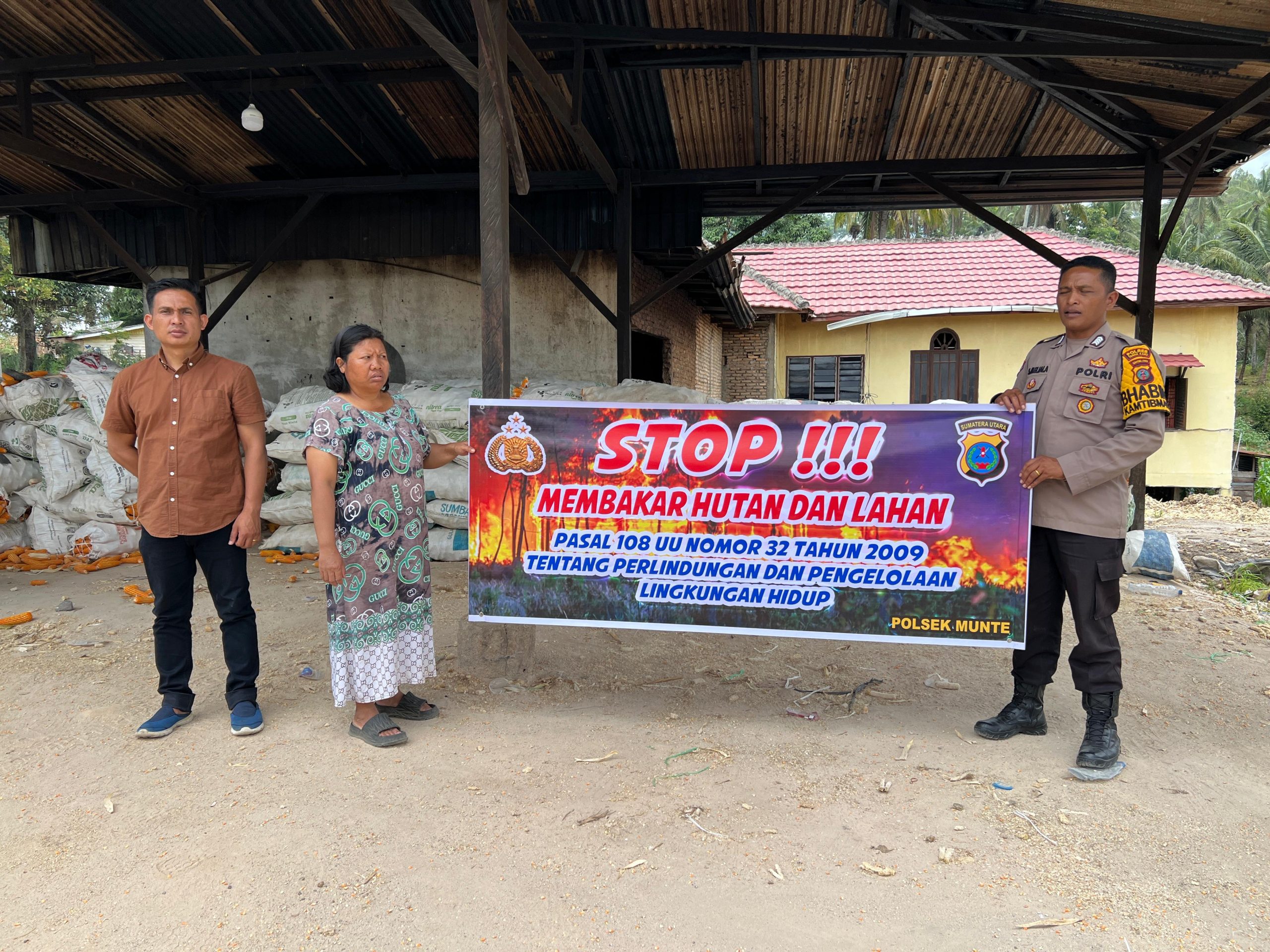 Polsek Munte Imbau Warga Cegah Karhutla, Pasang Spanduk Imbauan di Desa Sarinembah 