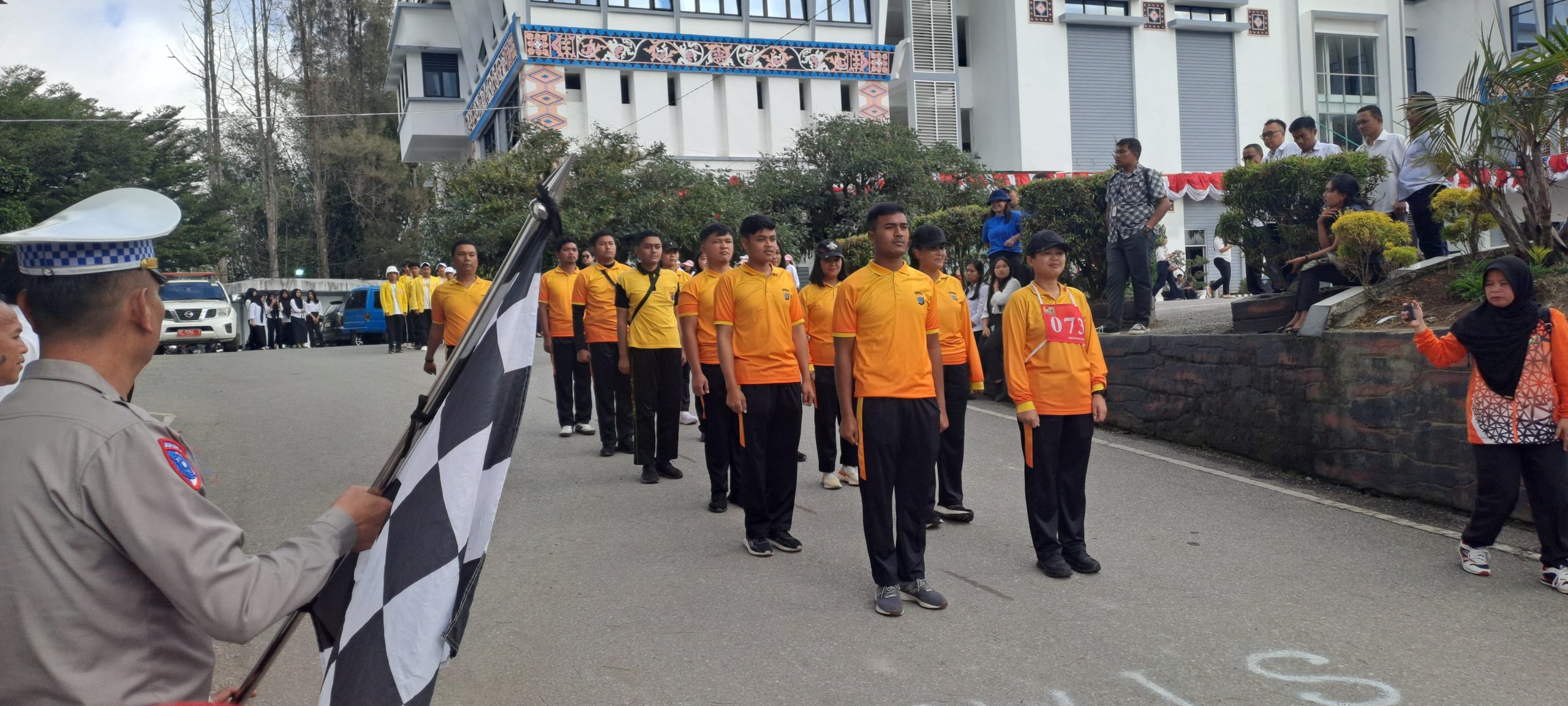 Polres Tanah Karo Meriahkan Gerak Jalan Sambut HUT RI ke 80 di Kab. Karo 