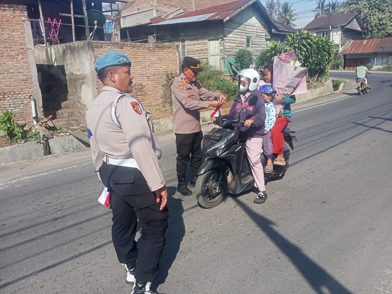 Kapolsek Tigabinanga dan Personel Bagikan dan Pasang Bendera Merah Putih Sambut HUT RI ke-80