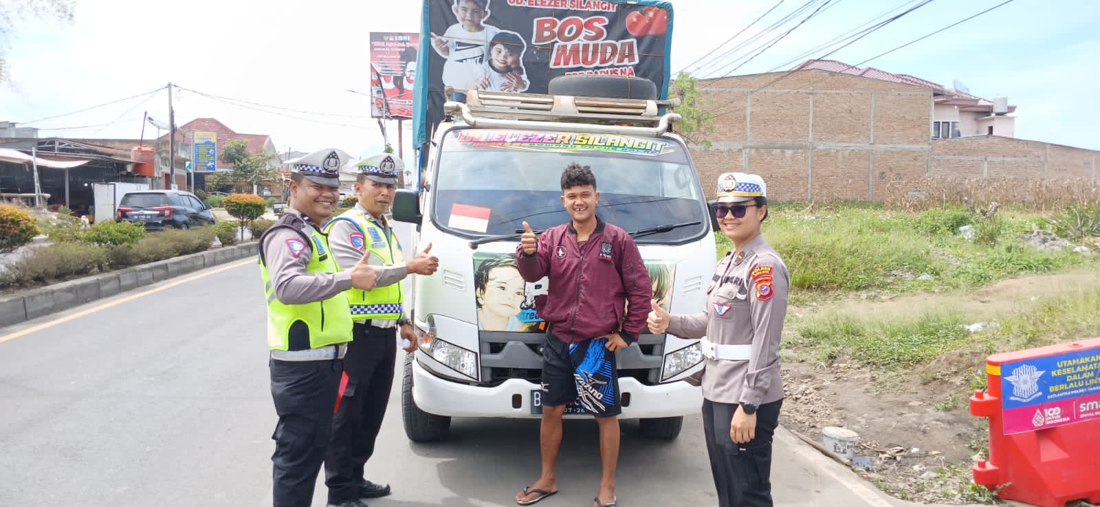 Polantas Tanah Karo Bagikan Bendera dan Edukasi Tertib Lalu Lintas Sambut HUT RI ke-80