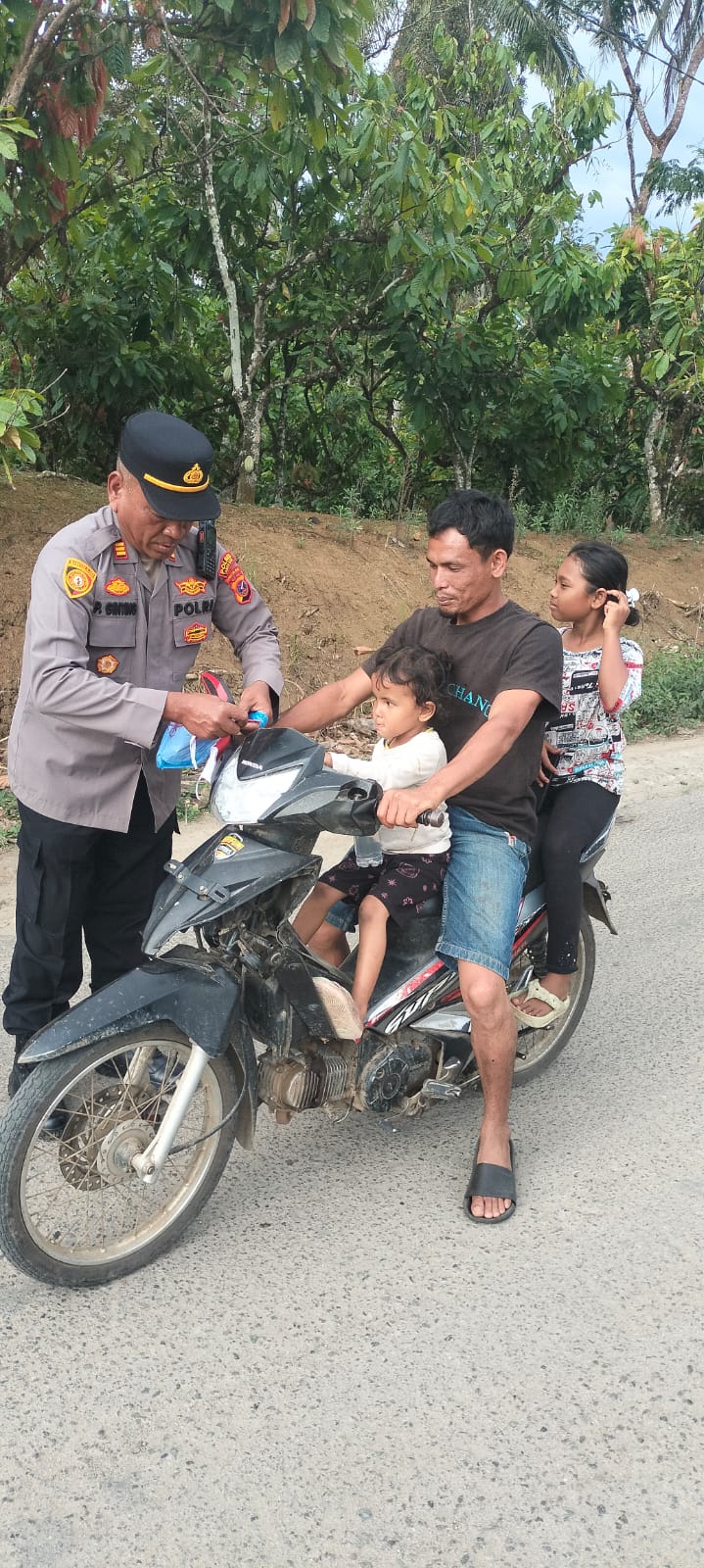 Polsek Juhar Ajak Warga Kibarkan Merah Putih Sambut HUT RI ke-80