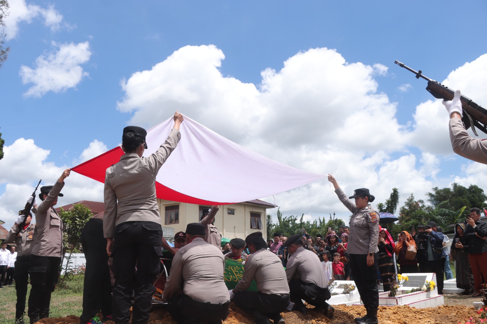 Kapolres Tanah Karo Pimpin Upacara Pemakaman Kompol (Purn) Narno di Taman Makam Bahagia Kabanjahe