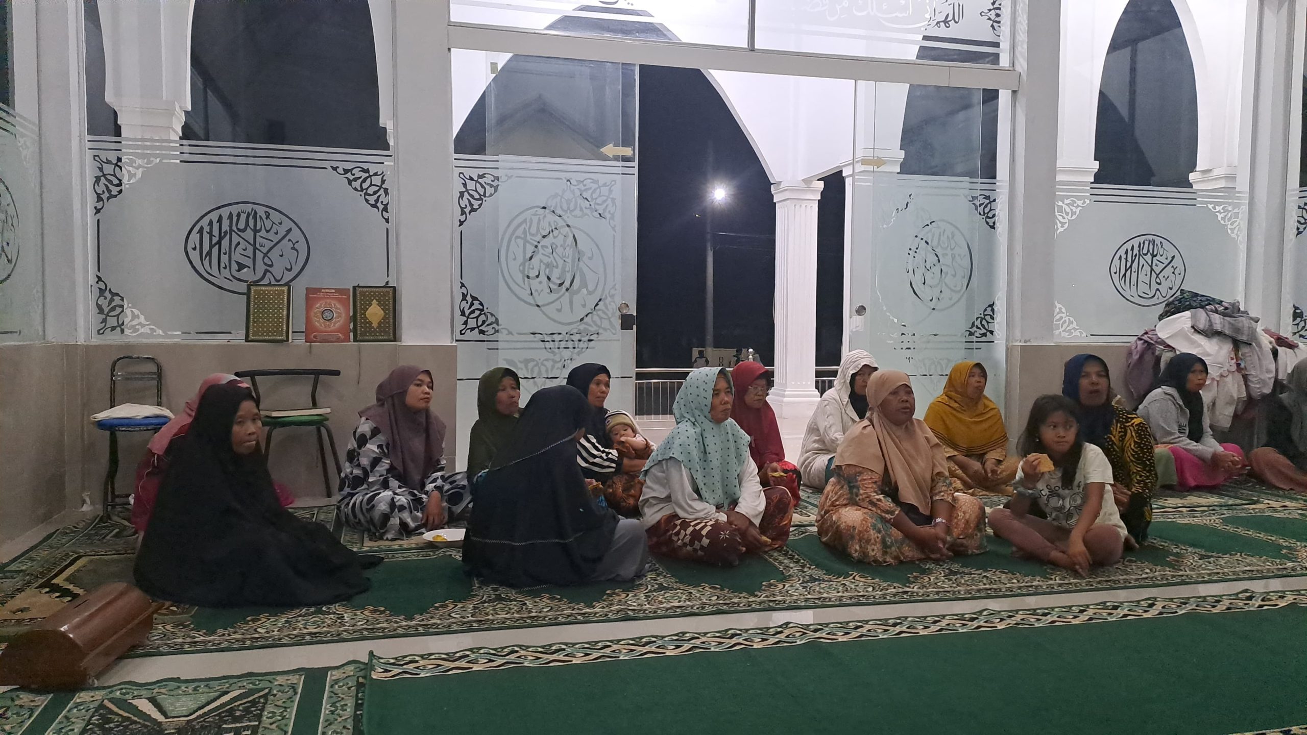 Ibadah Malam Jumat Bersama Warga , Kapolres Tanah Karo Berikan Bantuan Beras 5 Kg