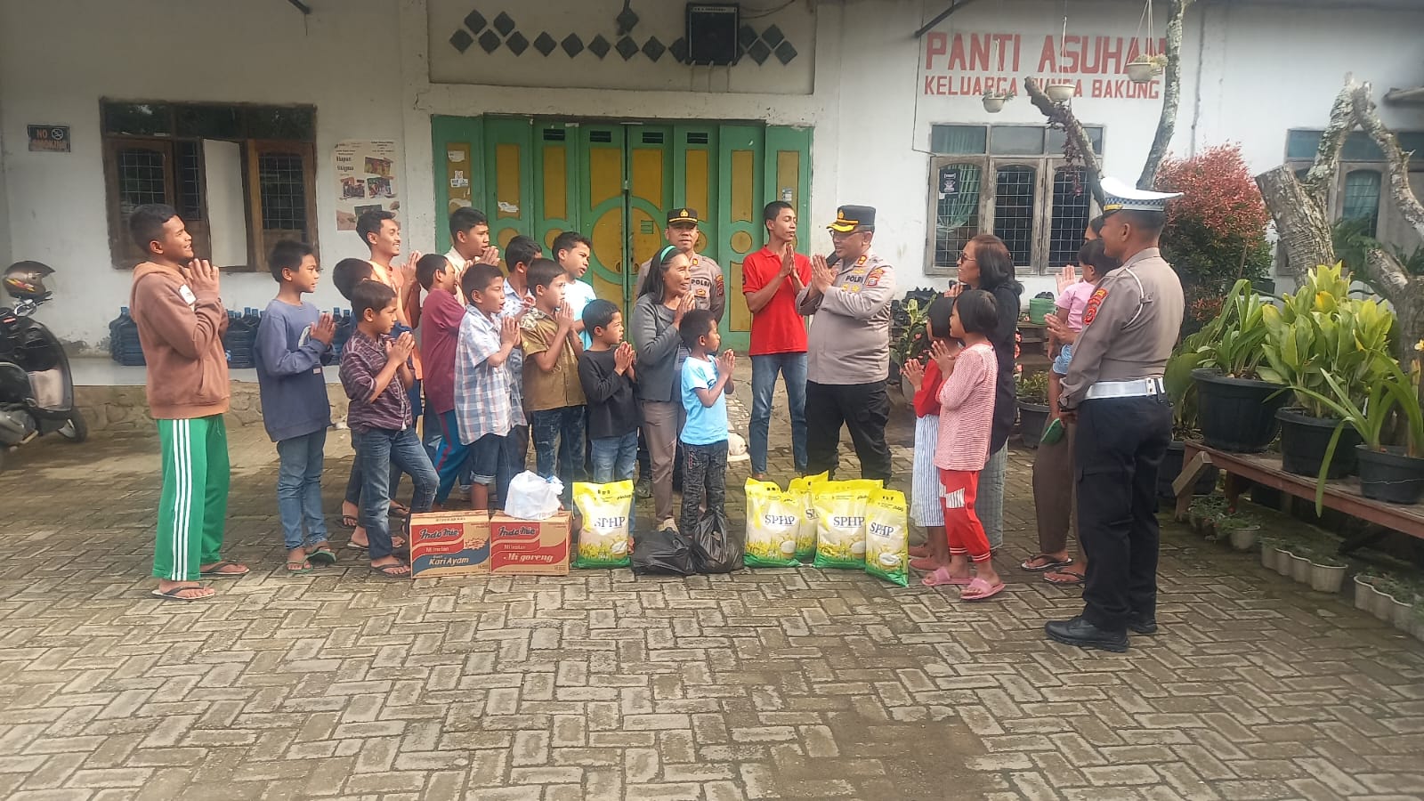 Kapolres Tanah Karo Berbagi Kasih di Panti Asuhan Keluarga Bunga Bakung Desa Bunuraya