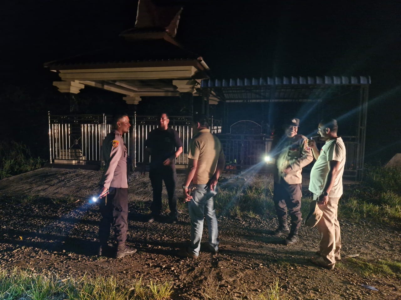 Polsek Mardingding Bersama Perangkat Desa dan Tokoh Masyarakat Tindak Lanjuti Informasi Dugaan Barak Narkoba