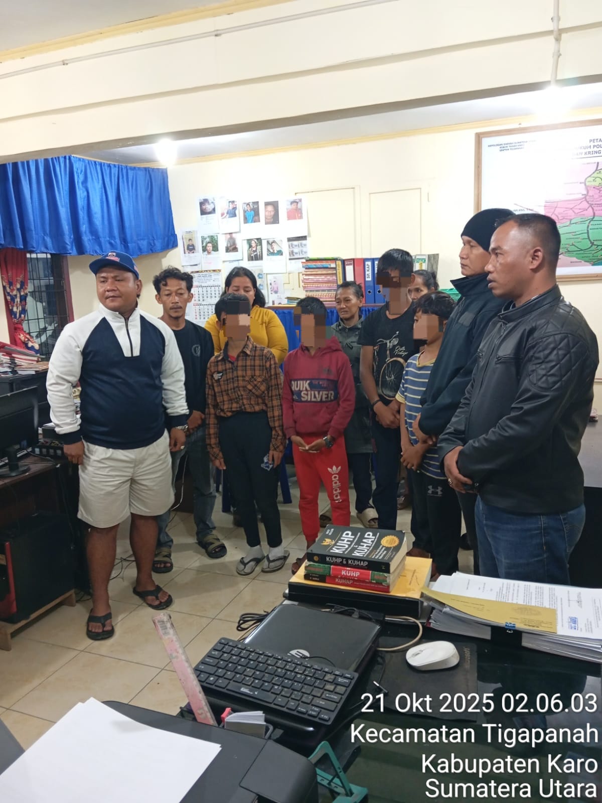 Mediasi Kasus Pelemparan Mobil Travel di Desa Ergaji, Polsek Tigapanah Berhasil Fasilitasi Kesepakatan Damai