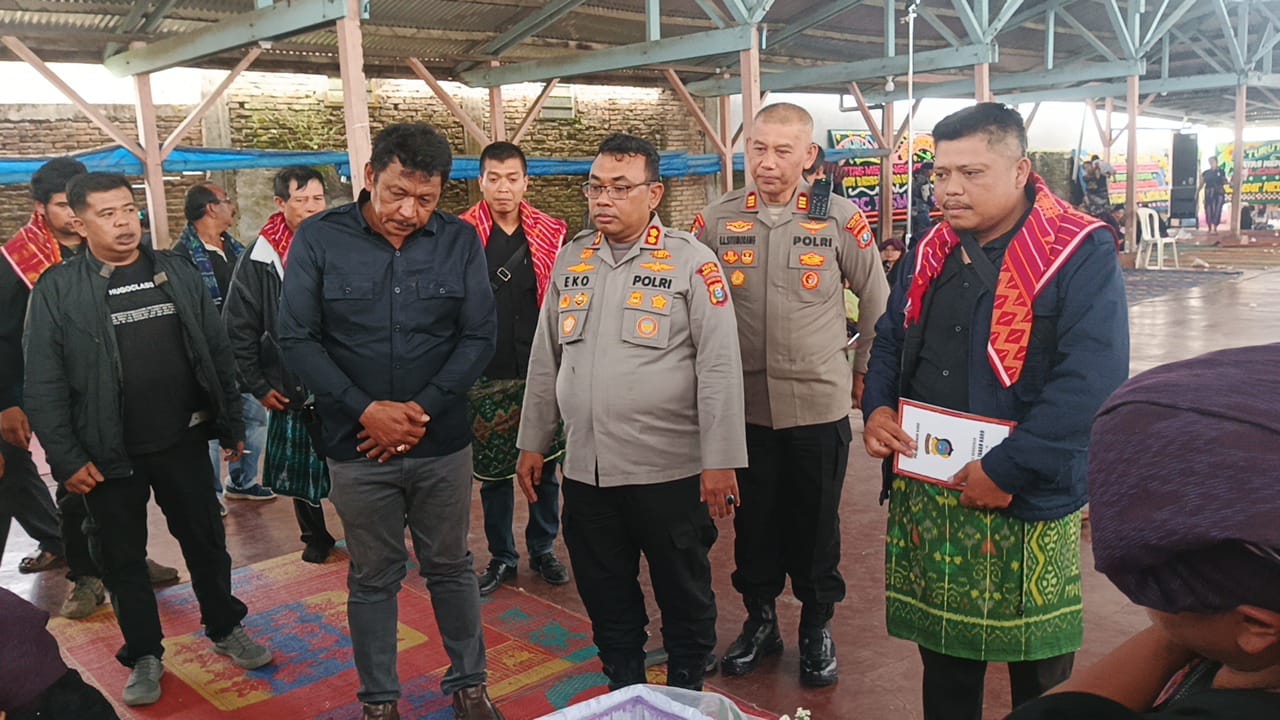 Kapolres Tanah Karo Melayat di Acara Adat Dukacita Atas Berpulangnya Ketua LSM ABRI Kabupaten Karo Roy Barus