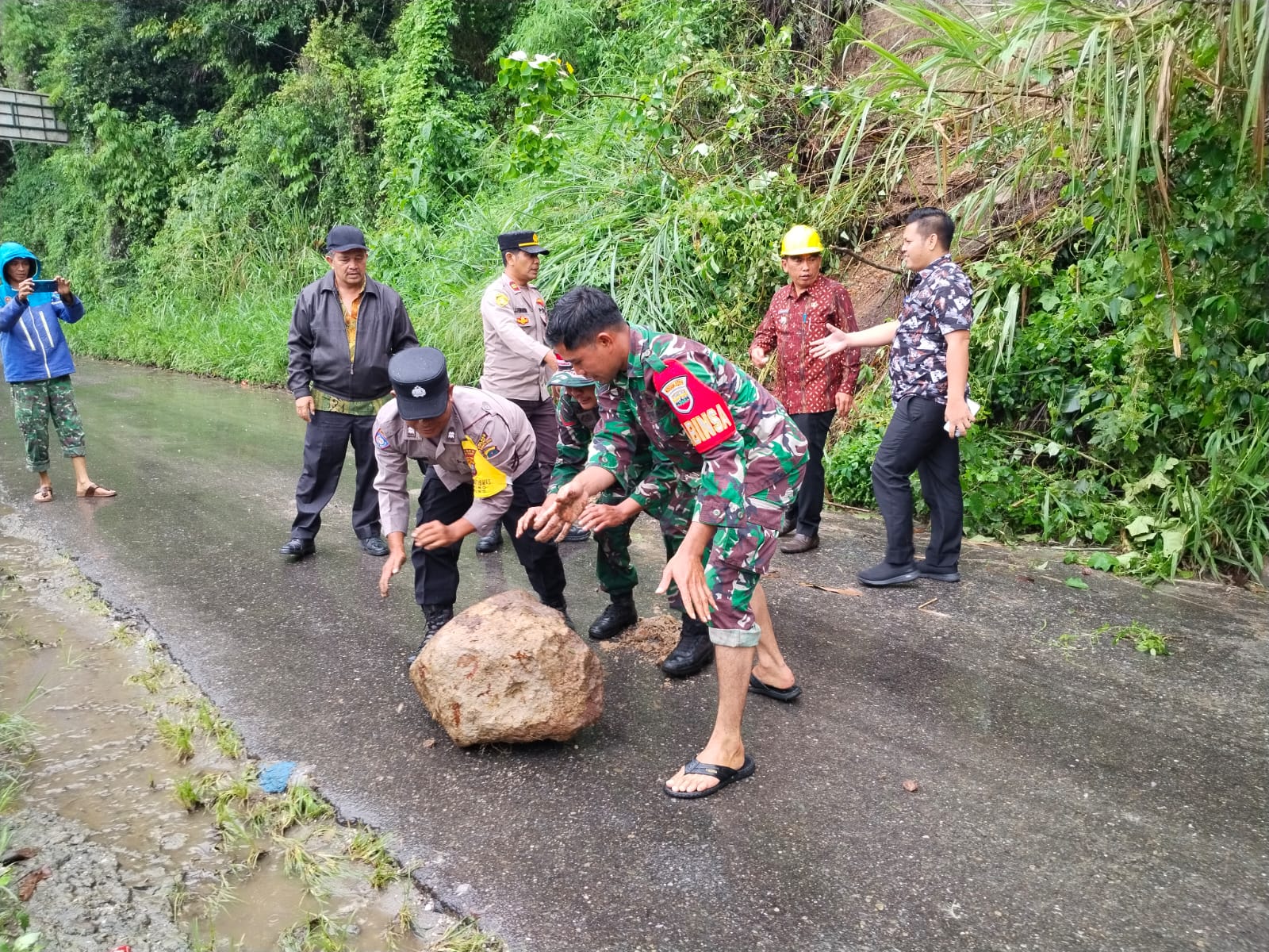 Polres Tanah Karo Respon Cepat Tangani Tanah Longsor dan Pohon Tumbang di Wilkum Polsek Payung