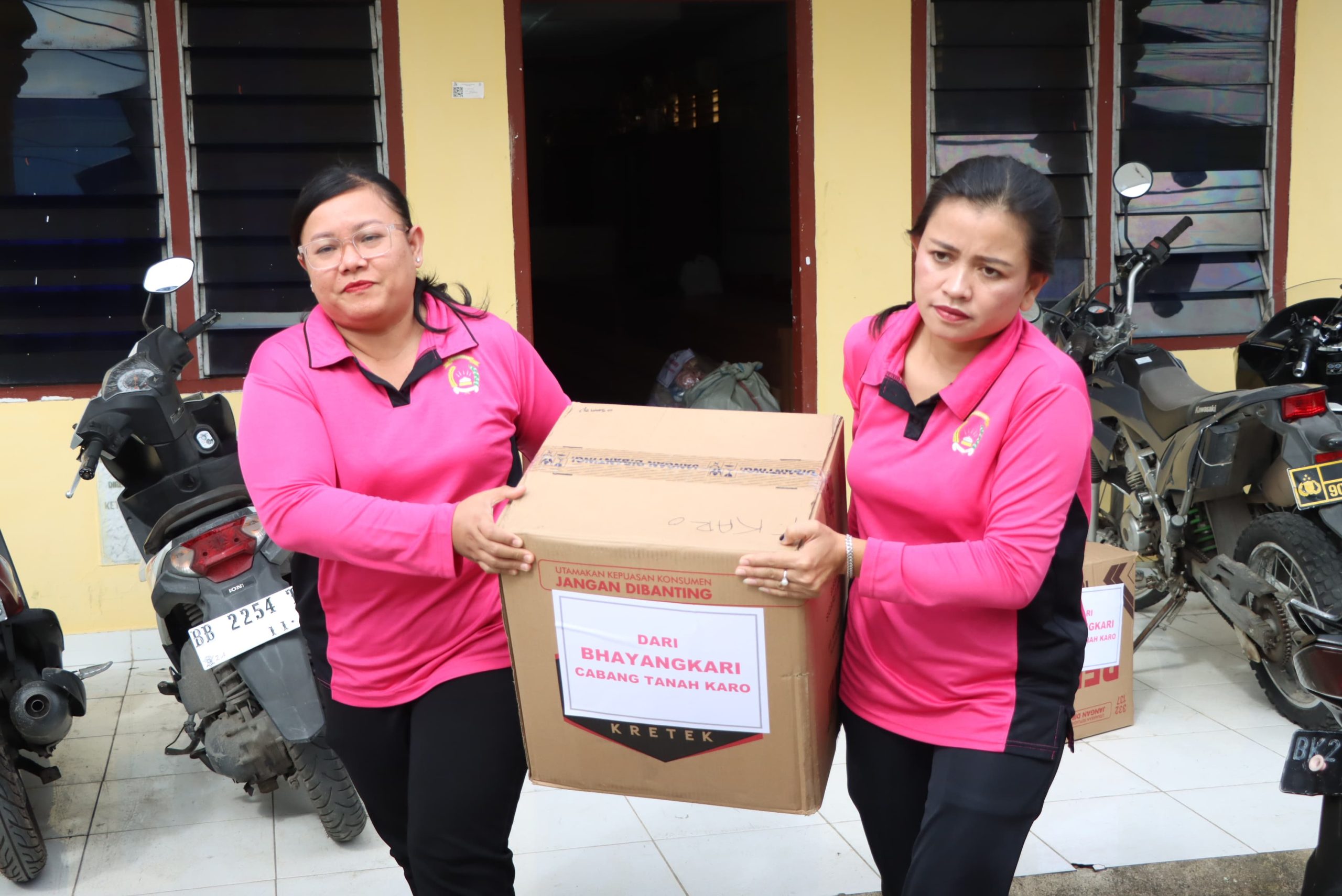 Bhayangkari Cabang Tanah Karo Salurkan Bantuan Pakaian Layak Pakai untuk Korban Banjir di Taput, Sibolga, Tapteng dan Tapsel