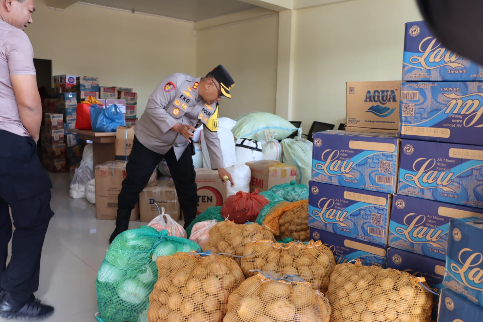 Polres tanah Karo Bersama Masyarakat dan Forkopimda, Kirimkan Bantuan Sosial Untuk Korban Banjir Sibolga dan Tapteng 