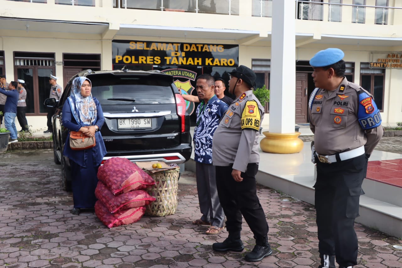 Berita Update – Distribusi Bantuan Gelombang Kedua Polres Tanah Karo, Instansi Terkait dan Masyarakat Kepada Masyarakat Korban Banjir