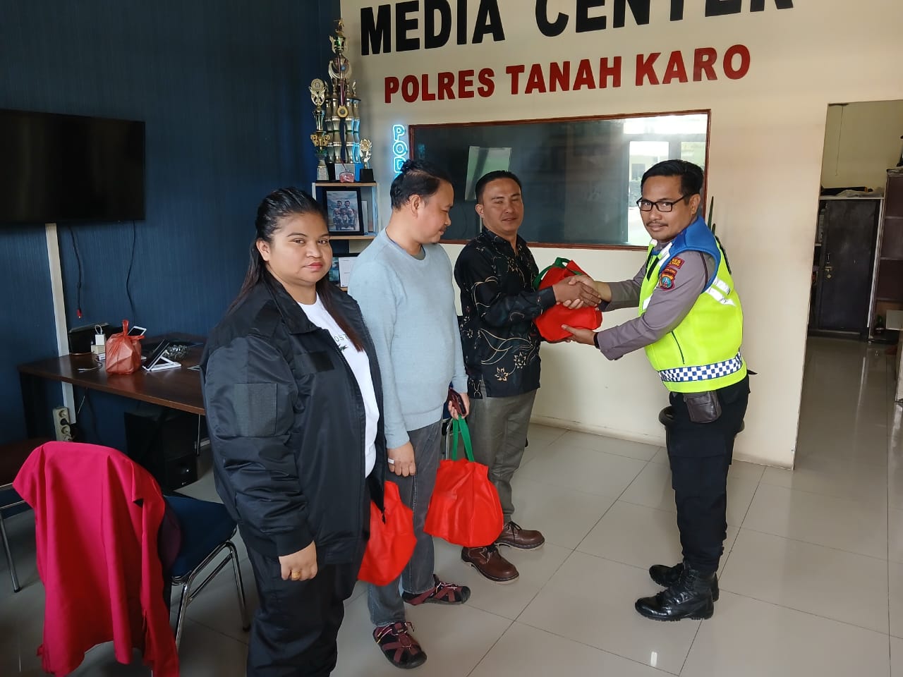 Polres Tanah Karo Bagikan Paket Nataru Kepada Insan Pers Mitra Humas