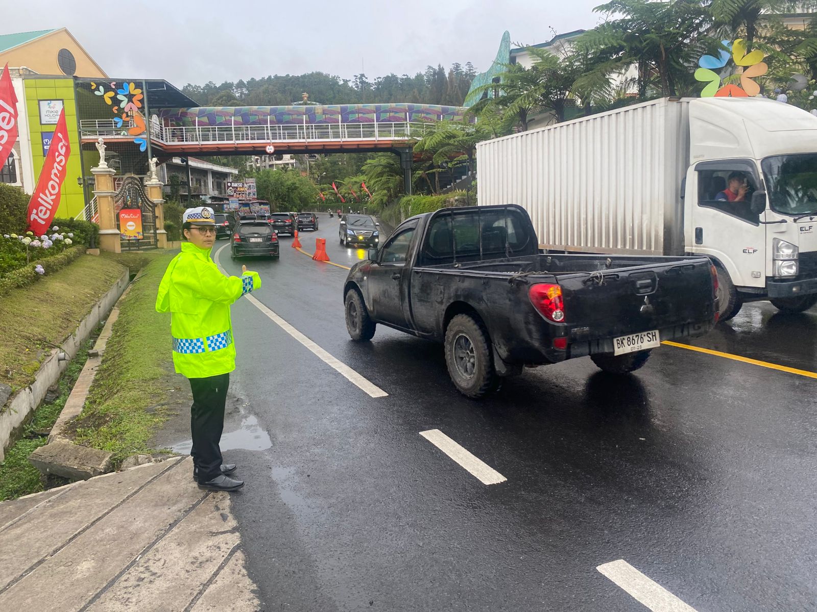 Ops Lilin Toba 2025-2026 : Arus Lalu Lintas di Sekitar Mikie Holiday Berastagi Masih Landai, Petugas Tetap Siaga