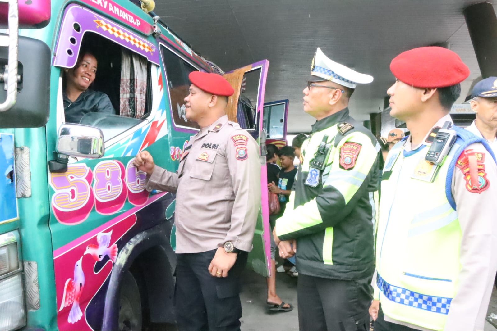 Polres Tanah Karo dan BNN Gelar Tes Urine Sopir Angkutan, Dalam Rangka Masa Nataru di Terminal Kabanjahe
