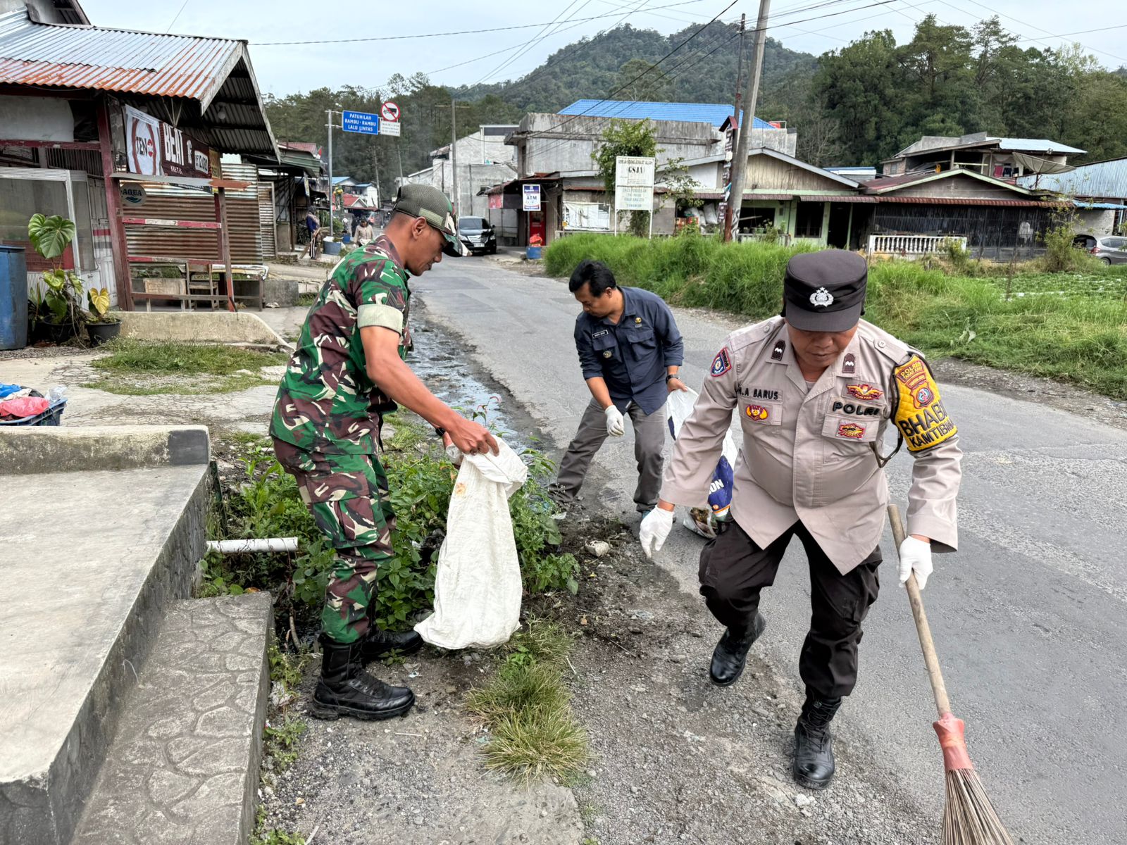 Polsek Tigapanah Bersama Warga Gotong Royong Wujudkan Desa Dolatrakyat yang Bersih dan Kondusif