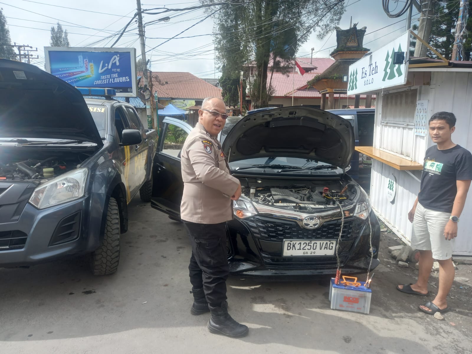 Respons Cepat Call Center 110, Polsek Berastagi Bantu Warga Alami Mobil Mogok