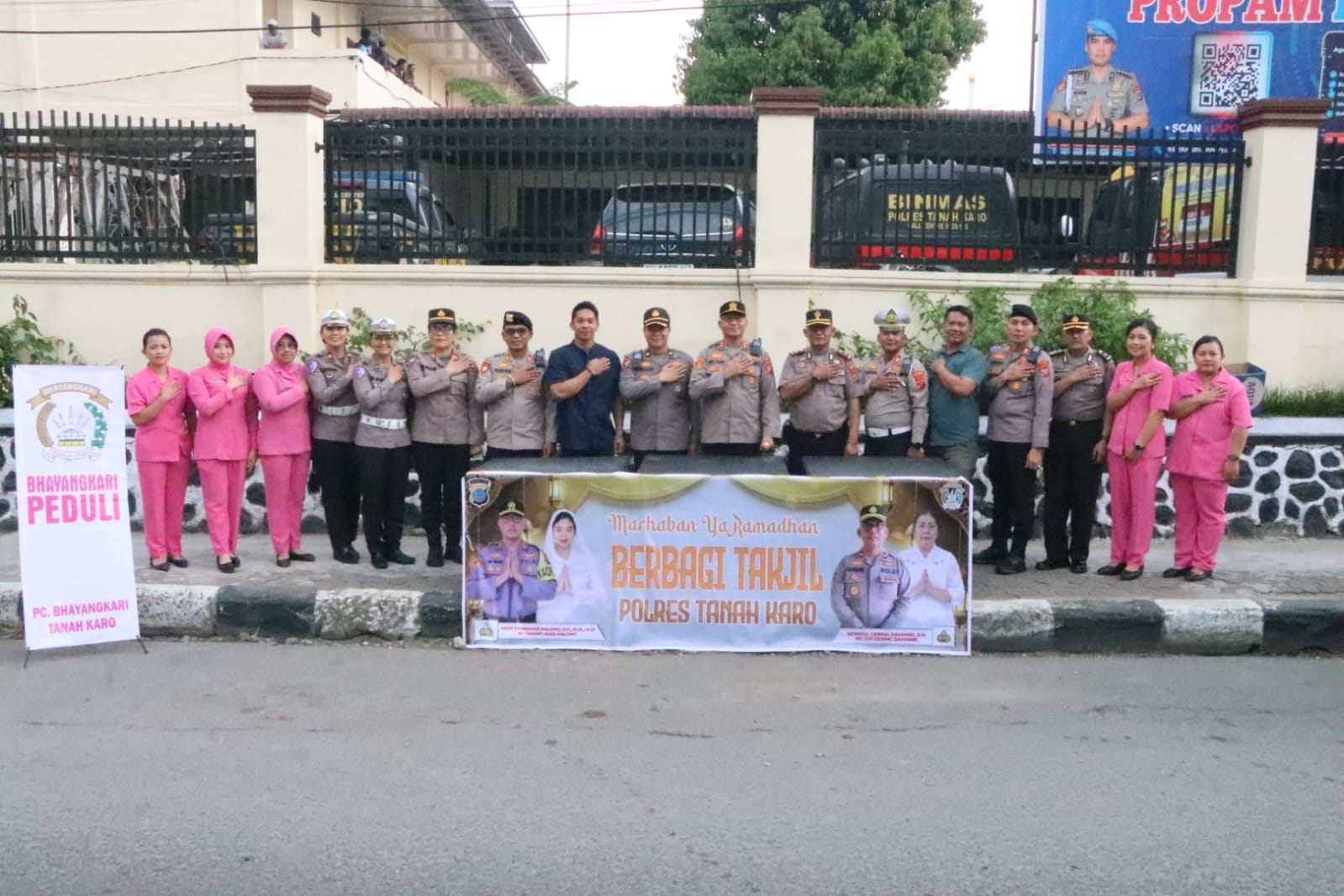 Polres Tanah Karo Borong Takjil UMKM Dan Bagikan Ke Masyarakat, Kapolres : Bentuk Dukungan dan Kepedulian di Bulan Ramadan