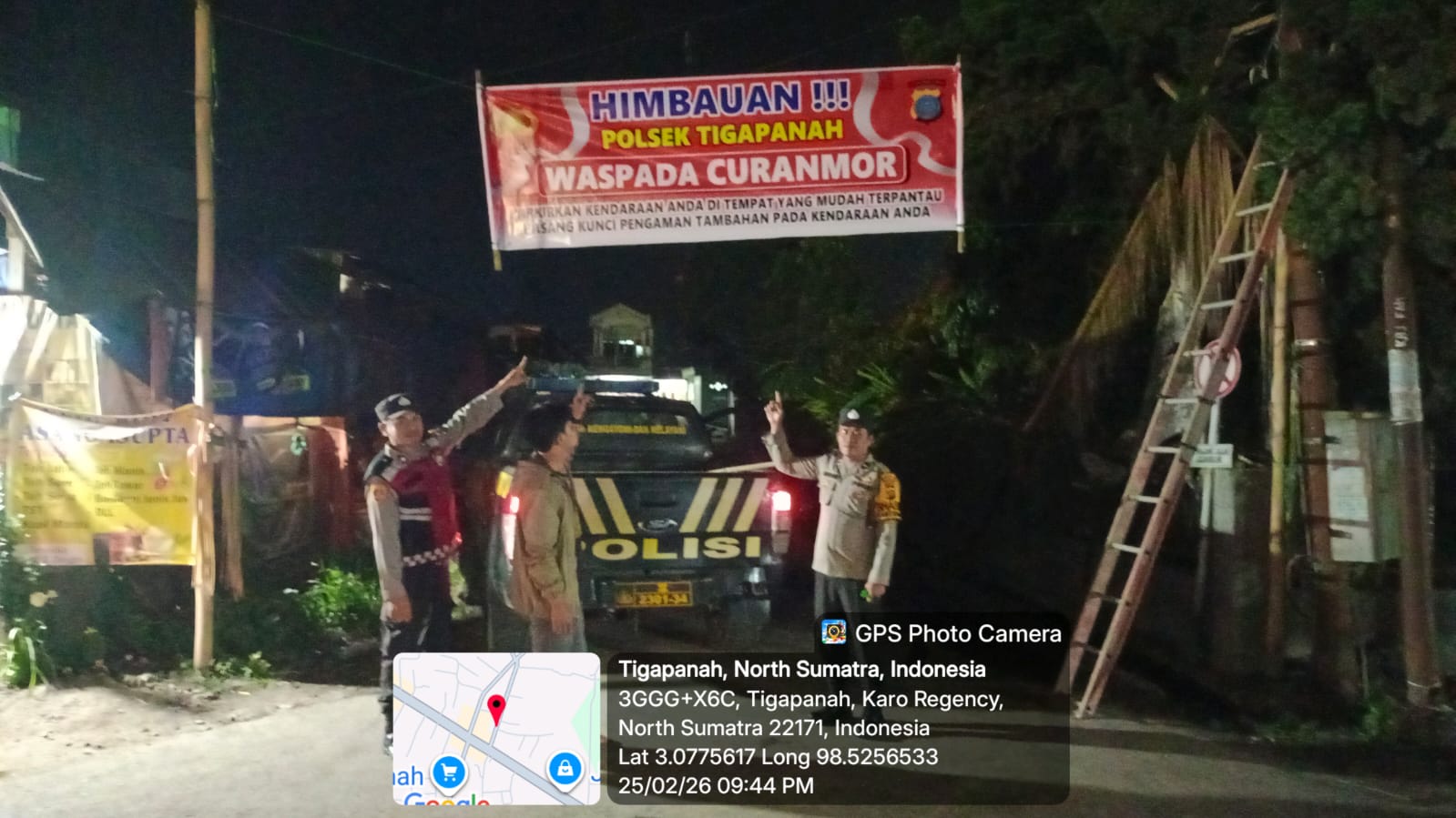 Polsek Tigapanah Pasang Spanduk Imbauan Waspada Curanmor di Pasar Tradisional