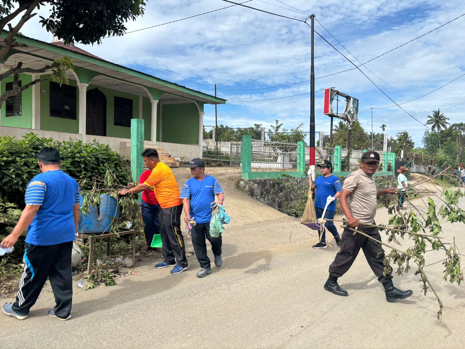 Polsek Kutabuluh Bersama Forkopimcam Gelar Gotong Royong di Desa Si Abang Abang