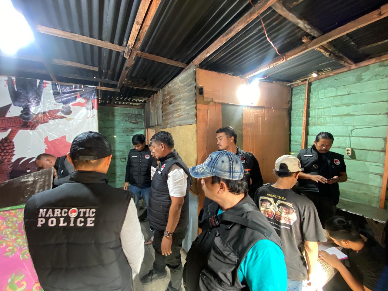 Satresnarkoba Polres Tanah Karo Gerebek Dua Lokasi Sarang Narkoba, Satu Pengedar dan Enam Pengguna Diamankan