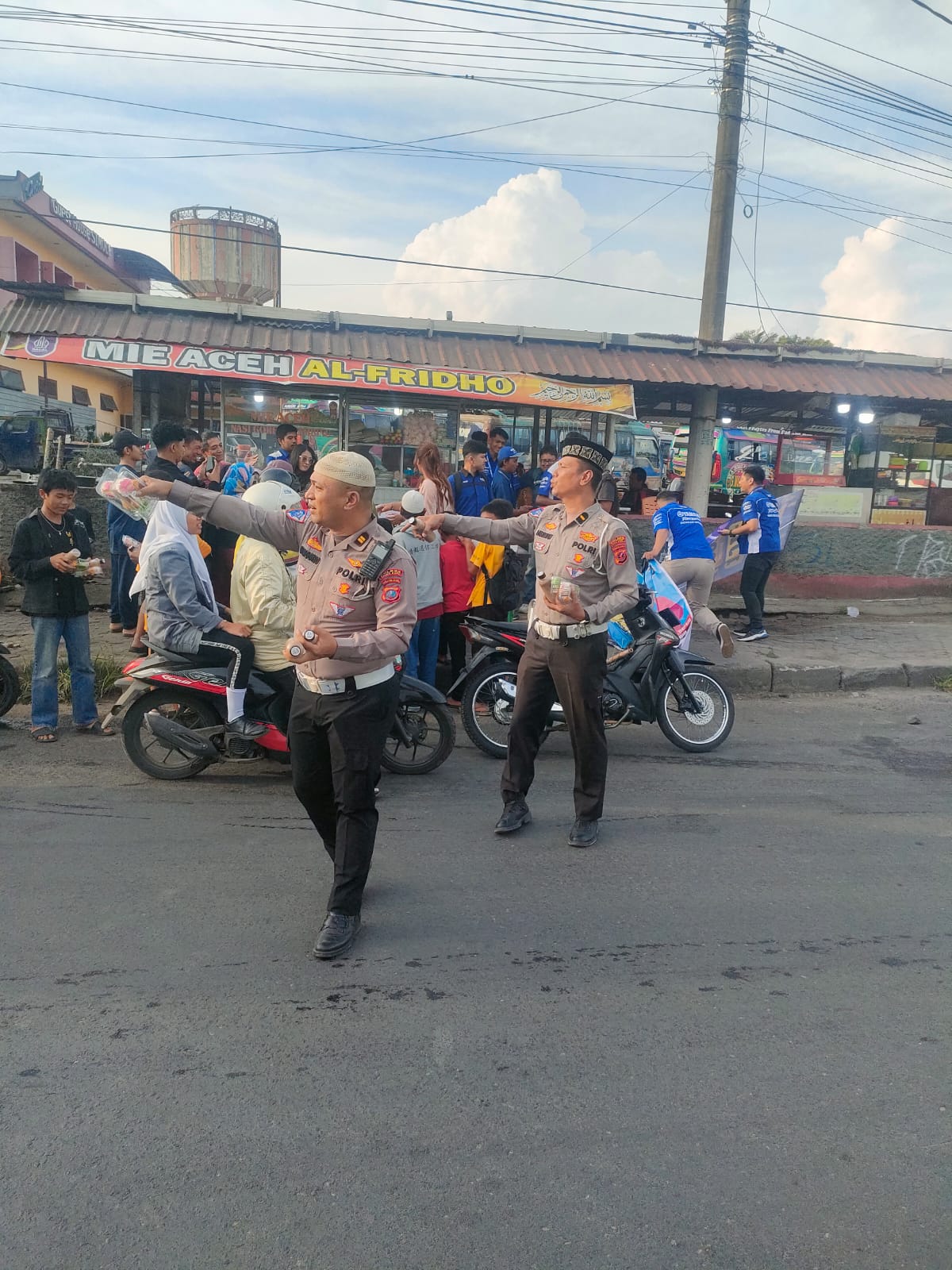 Polres Tanah Karo Berbagi Takjil kepada Pengguna Jalan Saat Safari Ramadhan