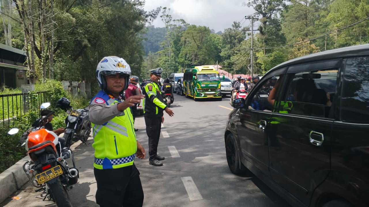 Libur Lebaran, Arus Lalin Berastagi Ramai : Polisi Sudah Siaga di Jalan