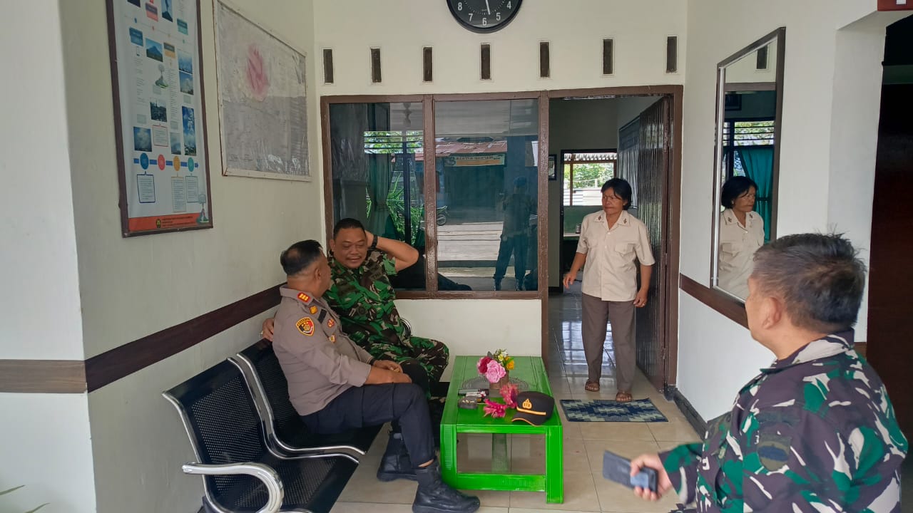 Kapolsek Simpang Empat Jalin Silaturahmi dengan Unsur Muspika, Perkuat Sinergitas TNI-Polri