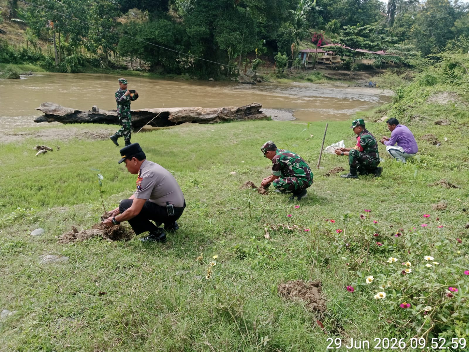 Polsek Tigabinanga Dukung Gerakan Penanaman Pohon Serentak Kodam I/Bukit Barisan