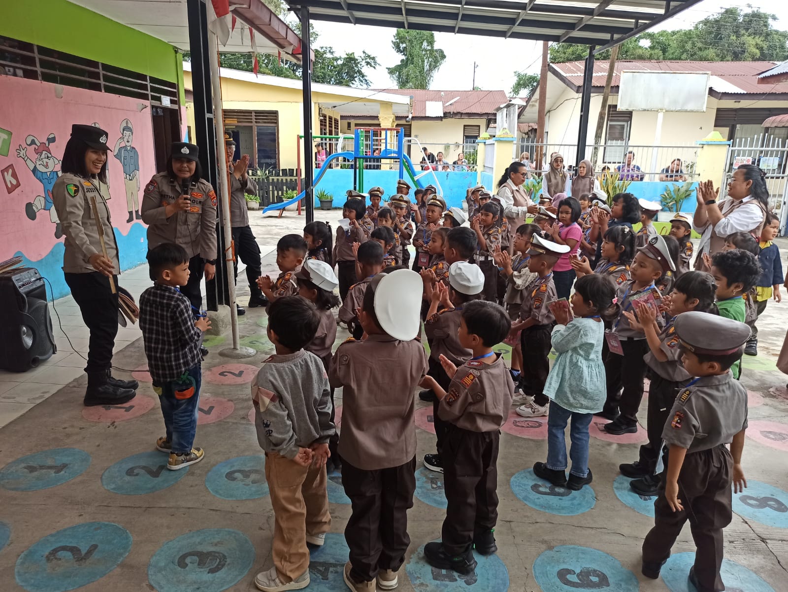 Sat Binmas Polres Karo Kenalkan  Rambu Lalu Lintas kepada Siswa TK Kemala Bhayangkari Kabanjahe
